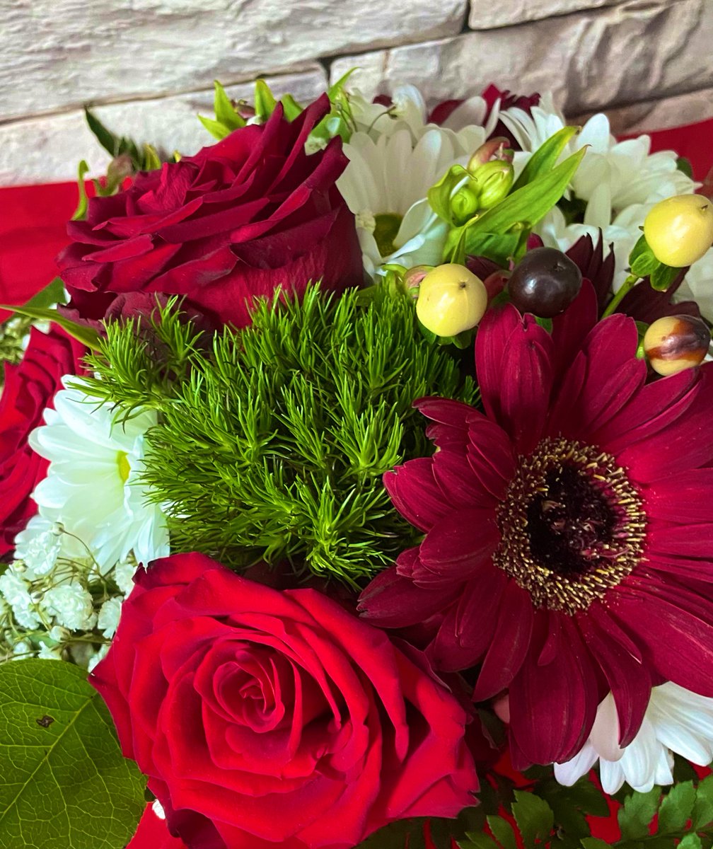 旦那が昼に帰って来て
「え！もう帰って来たの！？」って嫌味を言う私😂

なんと花束をくれた😳💐

「何の日でも無いけど、昨日トコ元気無かったから」
って😭😭😭

嫌味言ってごめんよー😭 https://t.co/Uk8qTQAlx7