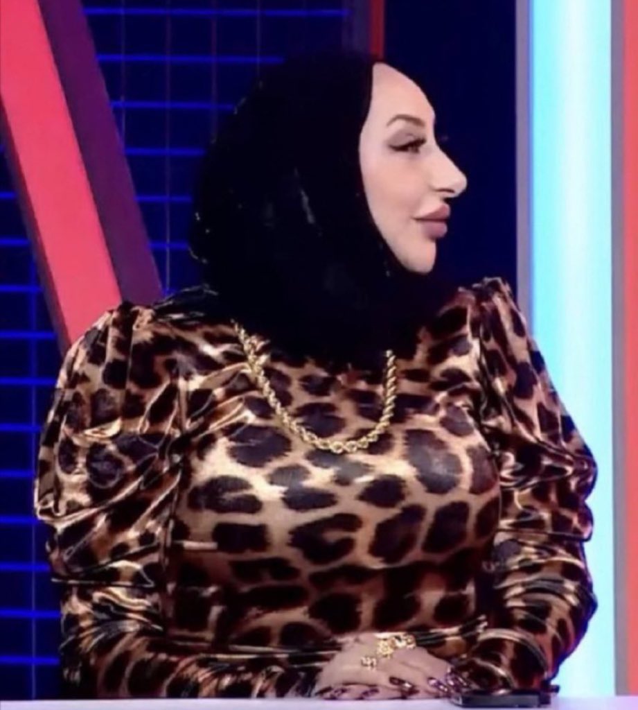 me bas koun aam behdar tv maa aaylte w ye2ta3 kissing scene: