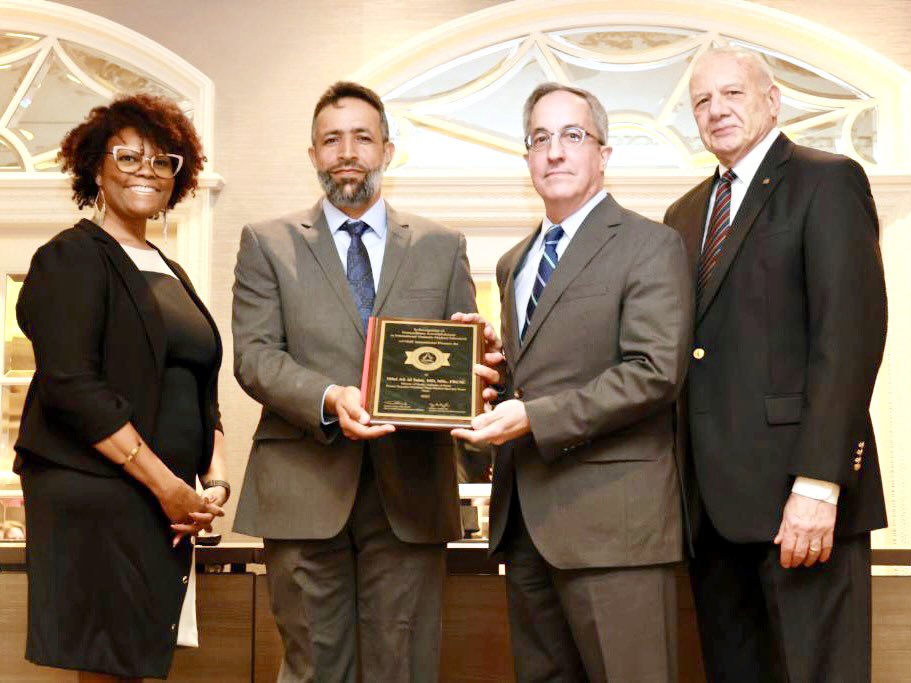 OMSB_OM's tweet image. معالي د. هلال السبتي - وزير الصحة - رئيس مجلس أمناء المجلس، يستلم "جائزة الطبيب القيادي" من مجلس الاعتماد الدولي للتعليم الطبي العالي، في المؤتمر السنوي التعليمي لهيئة الاعتماد الدولي للتعليم الطبي - الولايات المتحدة الأمريكية.

استلمها نيابة عنه د. هود العبري
#ACGME2023 #ACGMEI