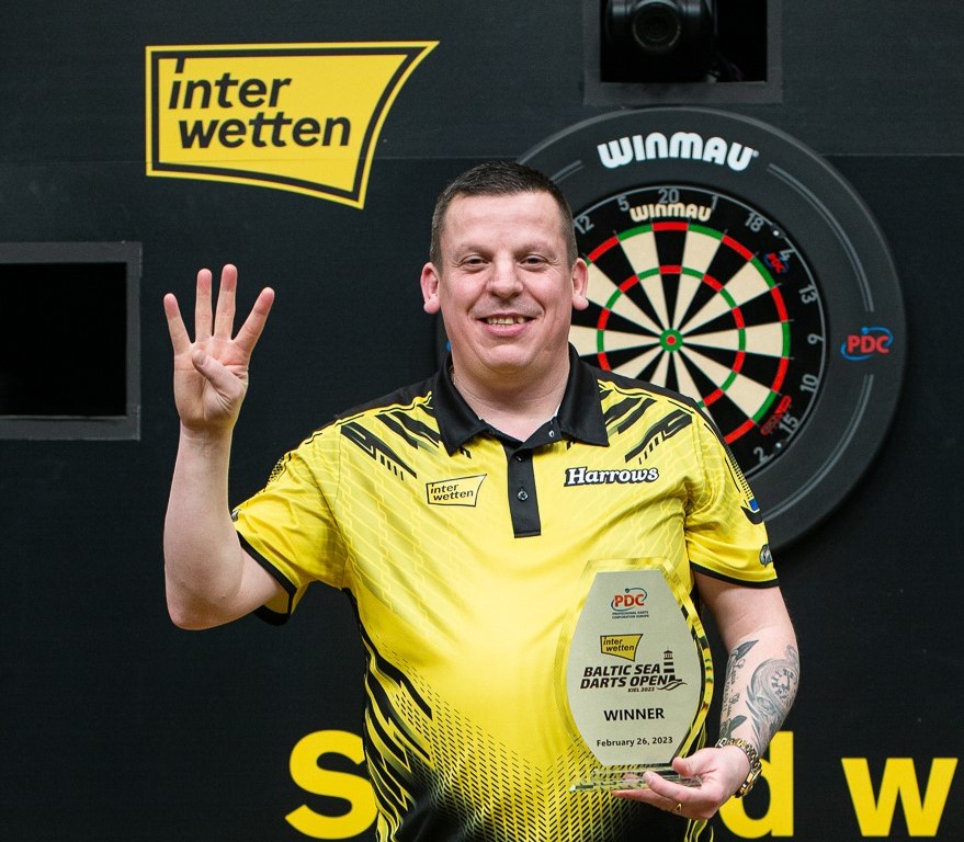 🎯🇪🇺🇩🇪 | Chizzy sends Humphries Dizzy @ChizzyChisnall reminded those watching of his talent as he scooped a 4th ET crown. Other highs inc: @Stevebeaton180 producing vintage stuff & @JonnyClay9 continuing his return to form. #TheOfficialVoiceOfDarts ↪️dartsworld50.com/2023/02/27/chi…