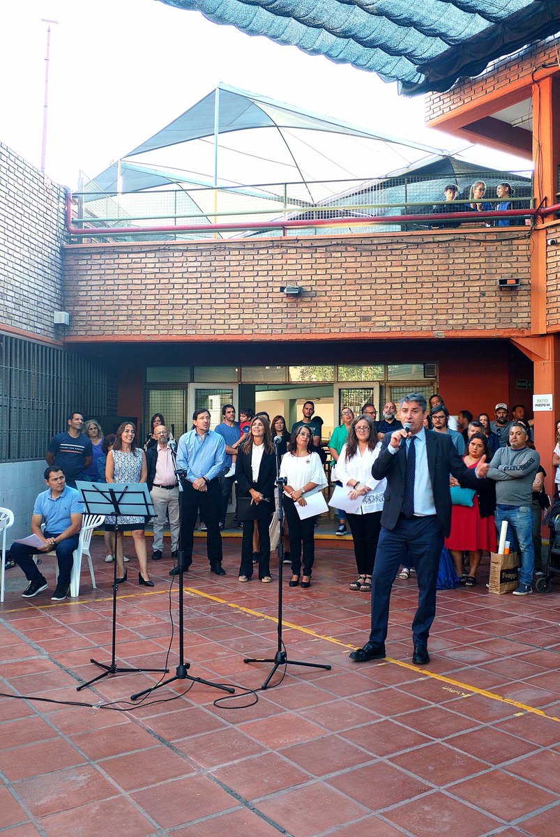 ItaliaEnMendoza's tweet photo. Il Console Piero Vaira all'inaugurazione dell'anno scolastico della Scuola Italiana XXI aprile di Mendoza. Buon inizio a ragazzi e docenti! 🇮🇹🇦🇷

#scuolaitaliana #italianconsulate #Italia #Argentina #italyargentina #Mendoza #cuyo https://t.co/8RiP8Ppmu0