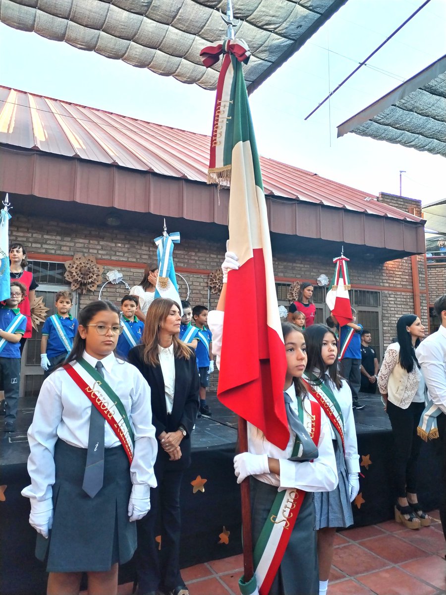 ItaliaEnMendoza's tweet photo. Il Console Piero Vaira all'inaugurazione dell'anno scolastico della Scuola Italiana XXI aprile di Mendoza. Buon inizio a ragazzi e docenti! 🇮🇹🇦🇷

#scuolaitaliana #italianconsulate #Italia #Argentina #italyargentina #Mendoza #cuyo https://t.co/8RiP8Ppmu0