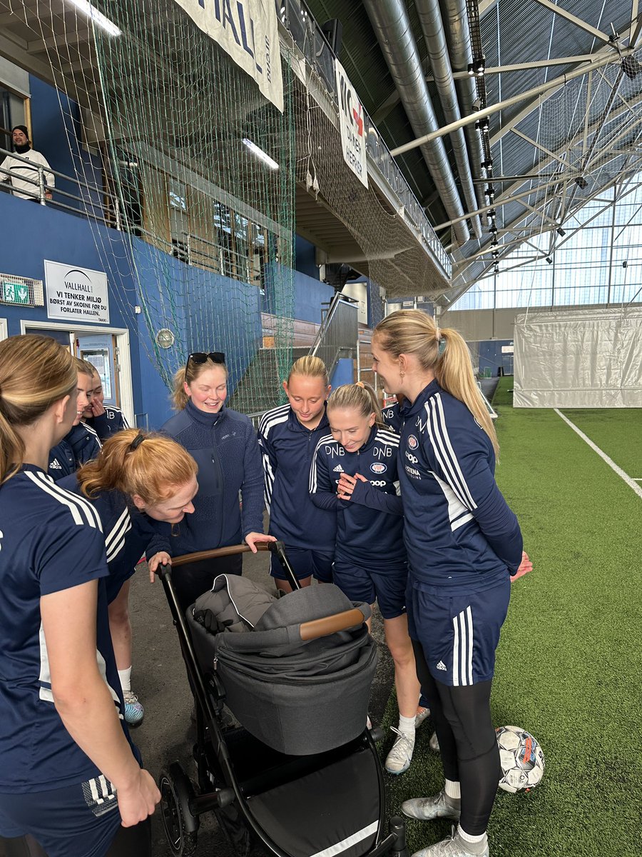 VIFDamer's tweet photo. Snart er samtlige spillere tilbake fra samling! 

Stor stas når fysio’n vår Helene tar med seg sin åtte uker gamle baby på økt☺️ https://t.co/Qo3yklPIgh
