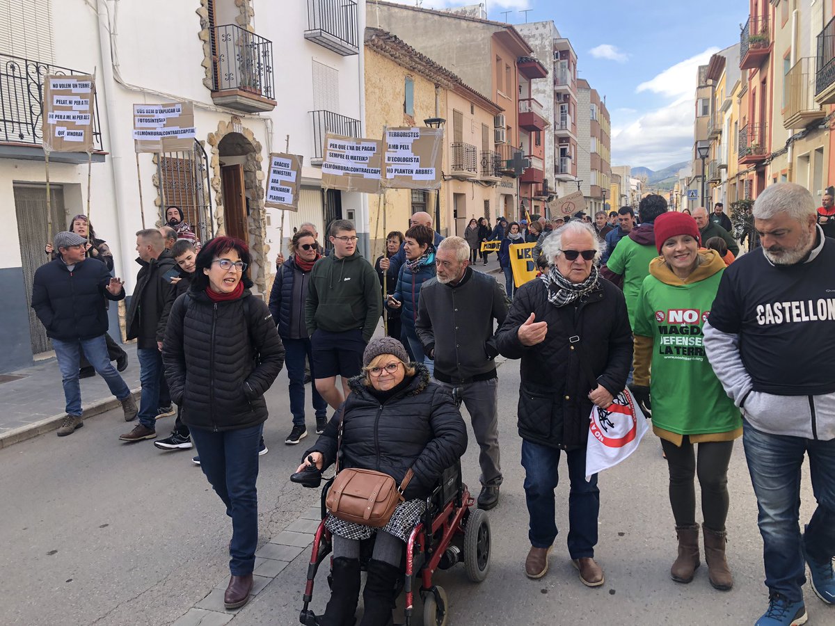 MarisaSaavedraM's tweet photo. Molta satisfacció per l’èxit de la mobilització d’ahir a les Coves! 👏🏽👏🏽 Encara que no ens nomenen al diari, #UnidesPodem vam estar allí donant suport, exigint una ubicació racional de les Renovables i respecte al món rural! ✊🏽
#NOalaMAGDA
@NostraTerraAss
@NoMatCCastello
@Podem https://t.co/b2vYDkYr5u