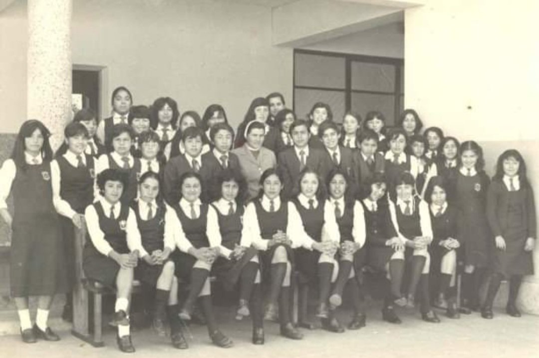 Princesa9548's tweet photo. @tudia_13 Colegio Mater Dei, 8vo B, de izq a derecha estoy abajo. Nosotras marchábamos a fin de año, '79 https://t.co/JwnyJKsWpY