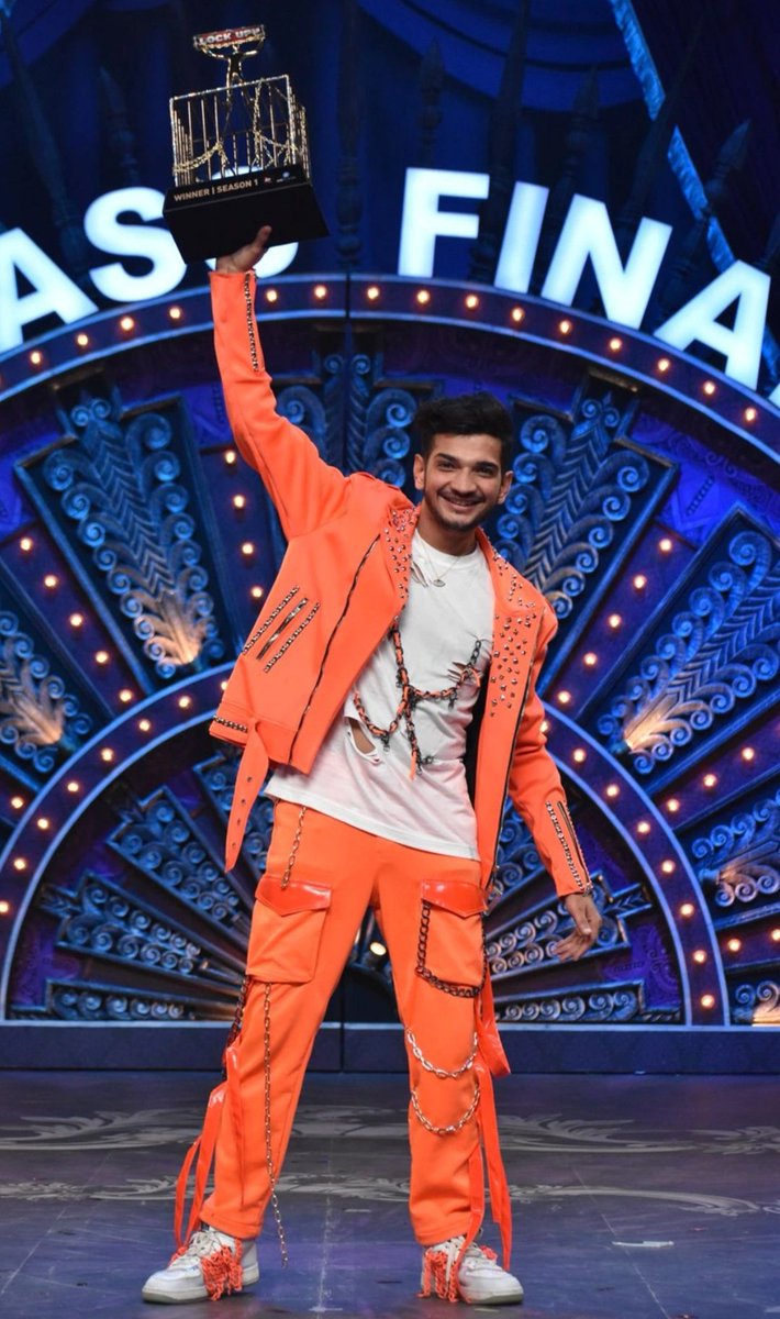maihukhargosh's tweet photo. Fir finale mai jo nervousness, darr, excited Sare emotions the... 
Aur mun kya hi dance kiye the ap mai to shock ho gyi thi 
Aur finally hamara hero winner ban gaya 
Khushi ke anshoo ankho mai the tab 🥹
Aur puri raat #MunawarFaruqui trending mai tha 
1YR OF MUNAWAR IN LOCKUPPS1 https://t.co/O3PHL1t4cW