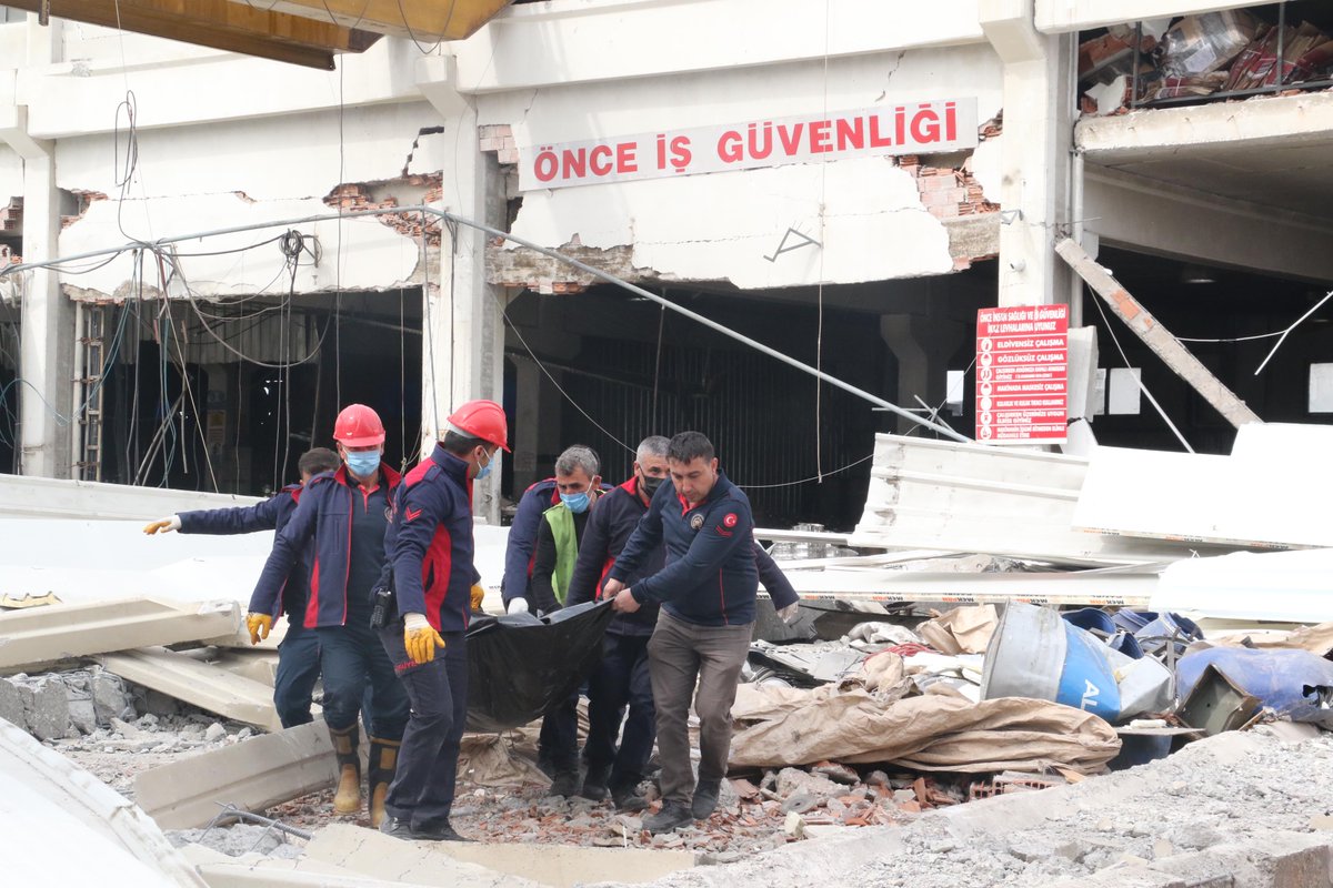 Kahramanmaraş'ta ağır hasarlı fabrika, işçiler içeriden ürün çıkarırken çöktü. Enkazda kalan 1 işçi öldü. 
İddiaya göre fabrika sahibi malının derdine düşüp, "gelmeyenin çıkışını veririz" diyerek işçileri fabrikaya soktu. 
"Önce İş güvenliği" de duvarda yazı olarak kaldı
📷Dha
