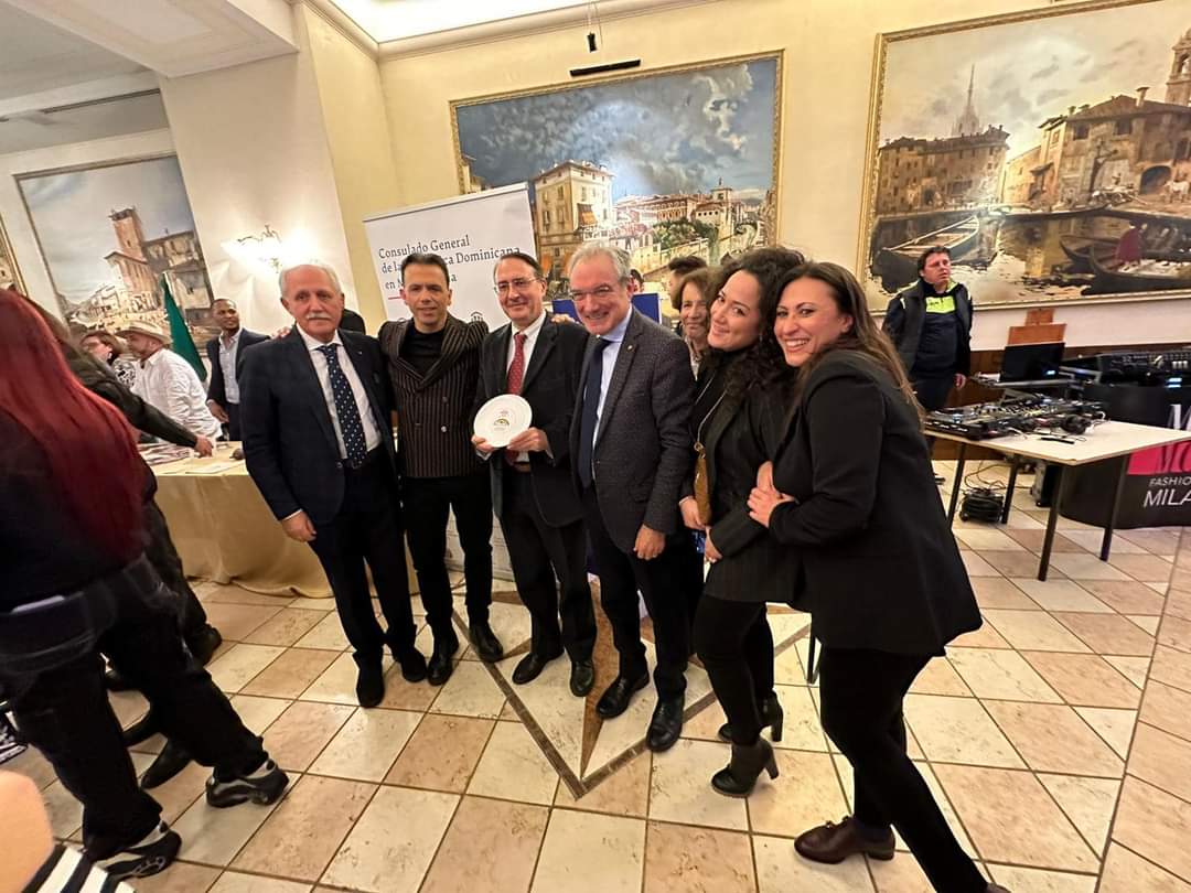 demilato0's tweet photo. #Milano #fashionweek.
Conferenza stampa su moda e valorizzazione del territorio.
La #Puglia presente con Mad Mood di Marianna Miceli e #Apoolia di Leonardo Lanzilao.
Il piatto griffato di Mad Mood donato all'Associazione Regionale Pugliesi di Milano in segno di gratitudine. https://t.co/90RW11n4DH