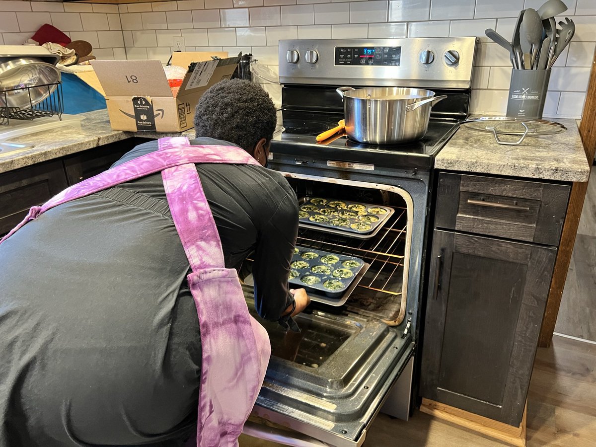 Cooking with heart! Columbus OH Links with the American Heart Association take on heart ❤️ healthy recipes Maryhaven with our Project LEAD High Expectations service.  #healthyeating #healing #calinks #linksinc