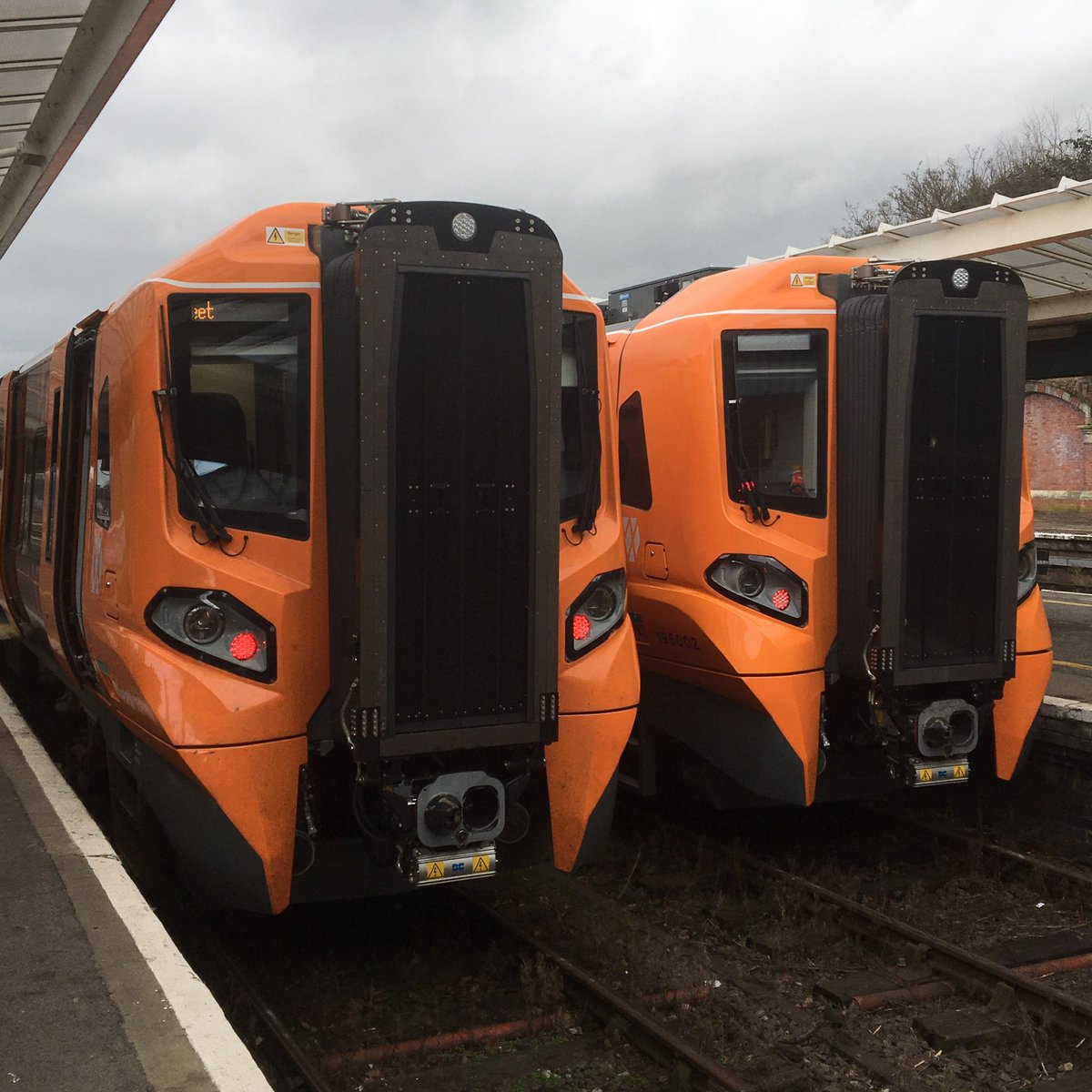 #WestMidlandsTrains runs trains where driver has (by own admission) ‘very limited visibility’

Picture is front of train. Driver has to look past side of redundant connecting section

Not a requirement any more for driver to see where he’s going at 80mph?

#OfficeOfRailRegulator