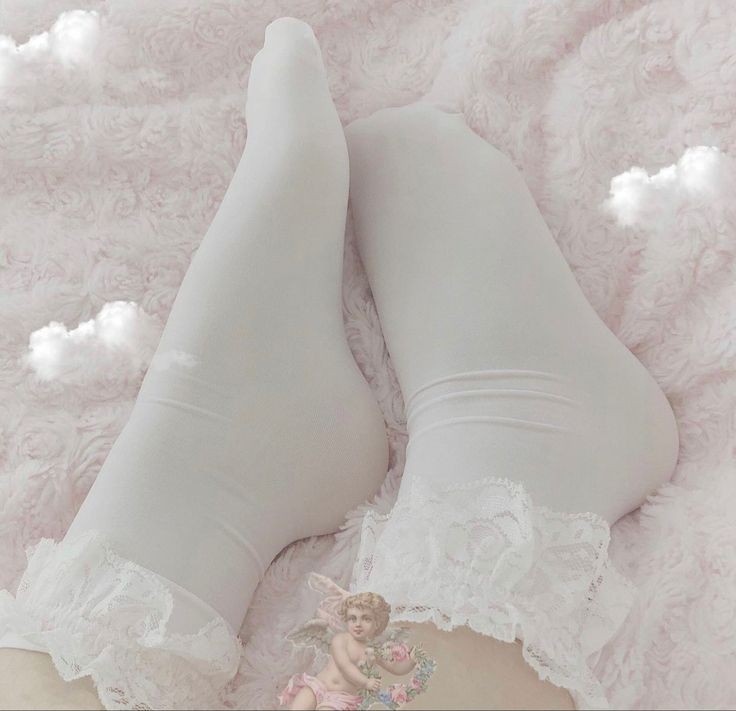 One shot #สู่อ้อมกอดของราชา (ถุงเท้าสีเขียว) (เหตุการณ์หลังตอนจบ)
.
.
"เป็นอะไรทำหน้าเหมือนแมวอั้นอึ" 
คำถามถูกส่งมาจากคนที่ทำหน้าที่ขับรถ ในขณะที่อาเจินนั่งกอดอกหน้างอพลางแอบเหลือบสายตามองถุงเท้าสีเขียวนีออนซึ่งอยู่ในถุงกระดาษ
"ถุงเท้า"
"กูชอบสีนี้ มึงไม่ชอบเหรอ"
"ไม่สักนิด!"