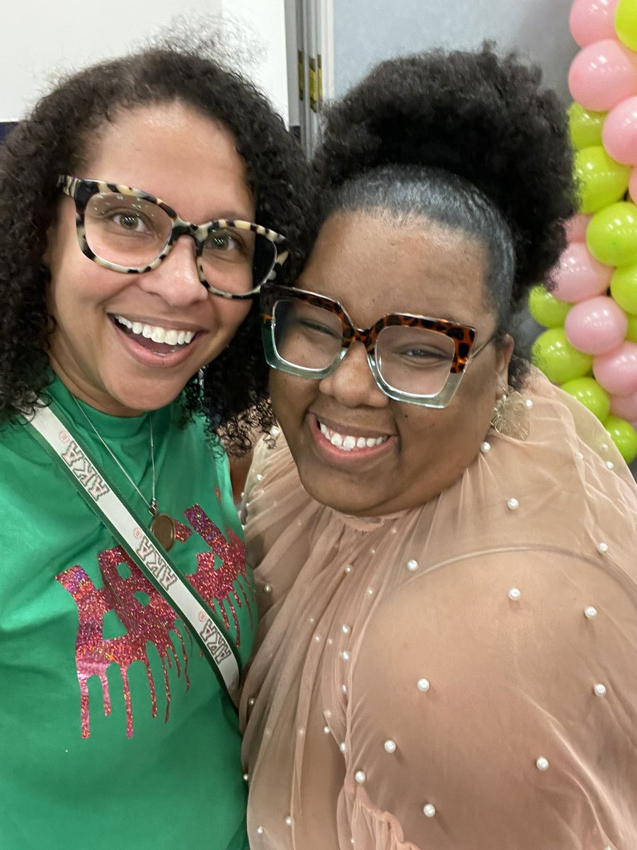 ProfessorTmart's tweet photo. I taught her 17 years ago as one of my first sets of 8th graders. She was a vendor at an event my organization had. Love seeing old students thriving. She’s a teacher and business owner! She said I haven’t aged since having her! My why I stay teaching! https://t.co/2JhYW8ocen