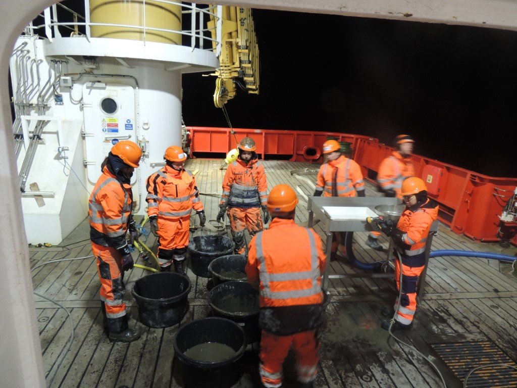 BAS_News's tweet image. Last night the seafloor biology team on #SDAScience tested two types of small trawls to sample animals from the sea floor. The sample came up with lots of mud so we all got messy sieving it away and revealing the amazing creatures inside! 📸@glupglup2