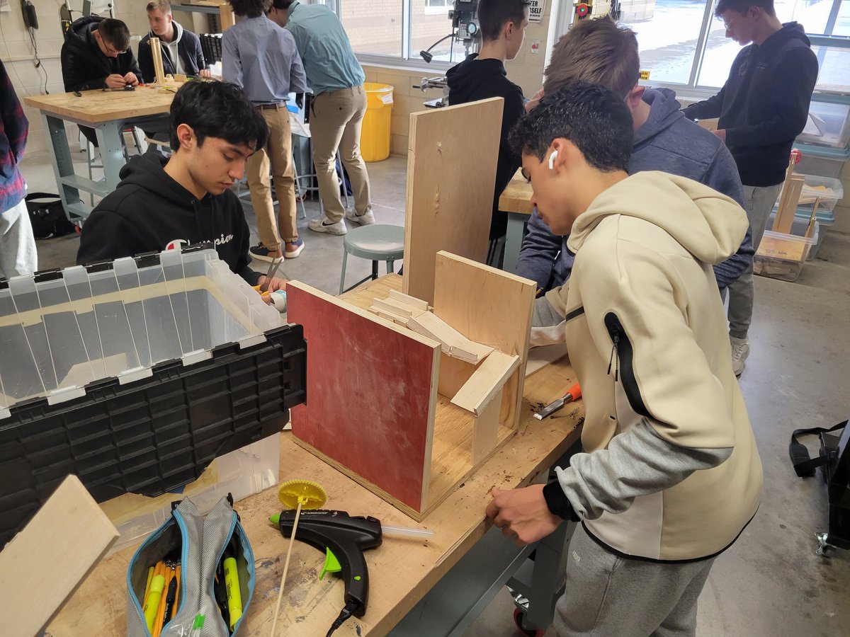 MrMakWGHS's tweet image. Happy Monday after winter break! Great to see these Pre-Engineering students back at it right away at @WestGeneseeCSD High School! @iteea @NYSTEEA #CTE #TechEdu @JET_Woodworking #SMET