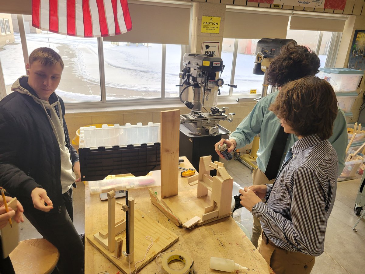 MrMakWGHS's tweet image. Happy Monday after winter break! Great to see these Pre-Engineering students back at it right away at @WestGeneseeCSD High School! @iteea @NYSTEEA #CTE #TechEdu @JET_Woodworking #SMET