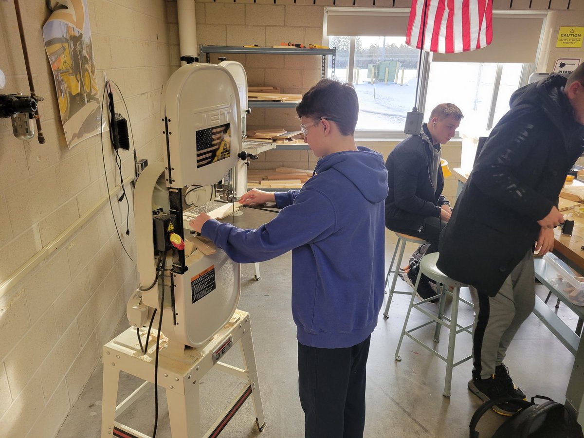 MrMakWGHS's tweet image. Happy Monday after winter break! Great to see these Pre-Engineering students back at it right away at @WestGeneseeCSD High School! @iteea @NYSTEEA #CTE #TechEdu @JET_Woodworking #SMET