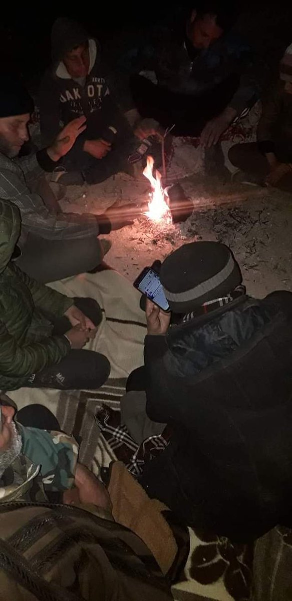 Orada bulunan ve fotoğrafları atan arkadaş şunu da ekledi, 'Salqin kasabasında durum çok kötü, buranın bir tarafında Esed diğer tarafta İslamcılar ve bir tarafında ise Türkiye'nin askeri bölgesi var ve hiç bir şekilde yardım ulaşmıyor'.
#syriaearthquake