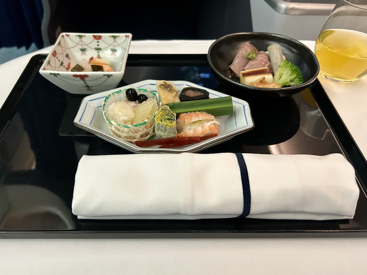 82otoko's tweet photo. 夜ご飯は機上で。
食後はドライブ・マイ・カー、この映画を観ると、サーブ900がとても魅力的に感じられますね。 https://t.co/5hk1PAQpeT