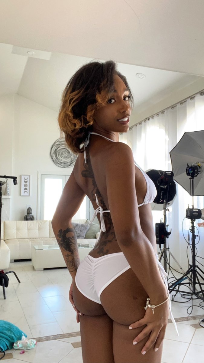 Good Moaning!  linktr.ee/theebimbokitty