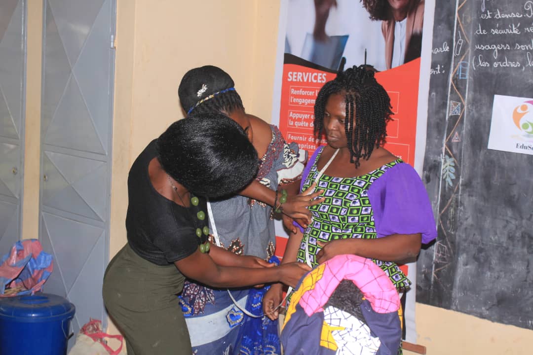 AmoussouEmeline's tweet photo. Semaine dernière, nous étions à #Allada dans le cadre de notre projet #Kplondedji, renforcement de capacité des #artisans dans le domaine de la #mode et du #Stylisme. Durant quatre jours ,ils ont appris à #confectionner une #veste 🤩, un  #kimono 😍 et quelques #accessoires mode. https://t.co/2rfxrMUuZZ