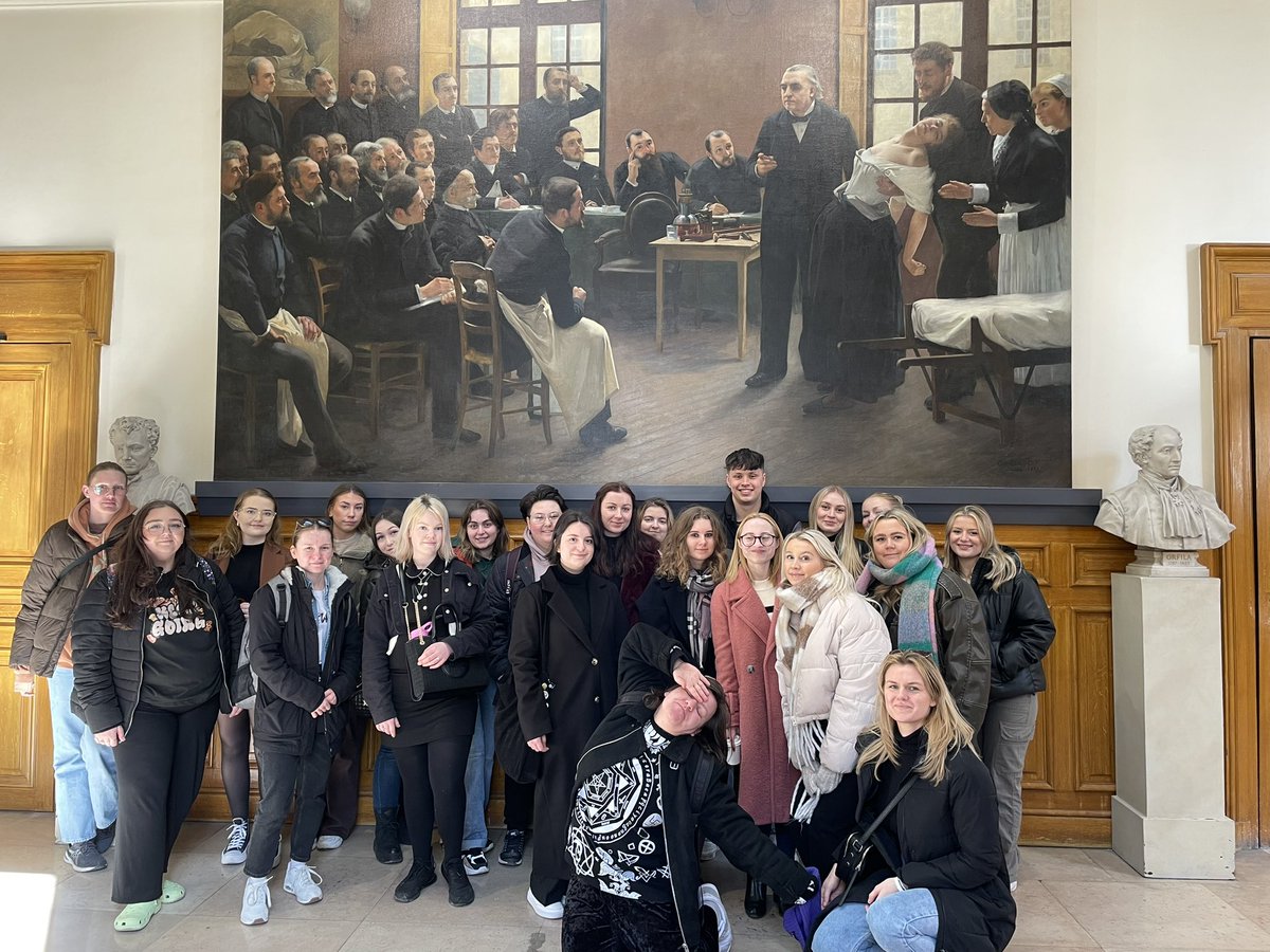 dmupsychology's tweet photo. Une leçon clinique à la Salpêtrière #DMUGlobal Psychology in Paris https://t.co/0mnbMdyj85
