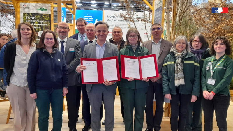 ONF_Officiel's tweet photo. [EVENEMENT] 🖊️Aujourd'hui, signature d'une convention entre l'#ONF et l'INRAE qui renouvelle notre partenariat et engagement de #recherche et innovation pour la #forêt de demain face #changementclimatique.🌍🌳
Avec @PhMauguin PDG d’@INRAE, et Valérie Metrich-Hecquet, DG de l’ONF. https://t.co/G96WPDZhIe