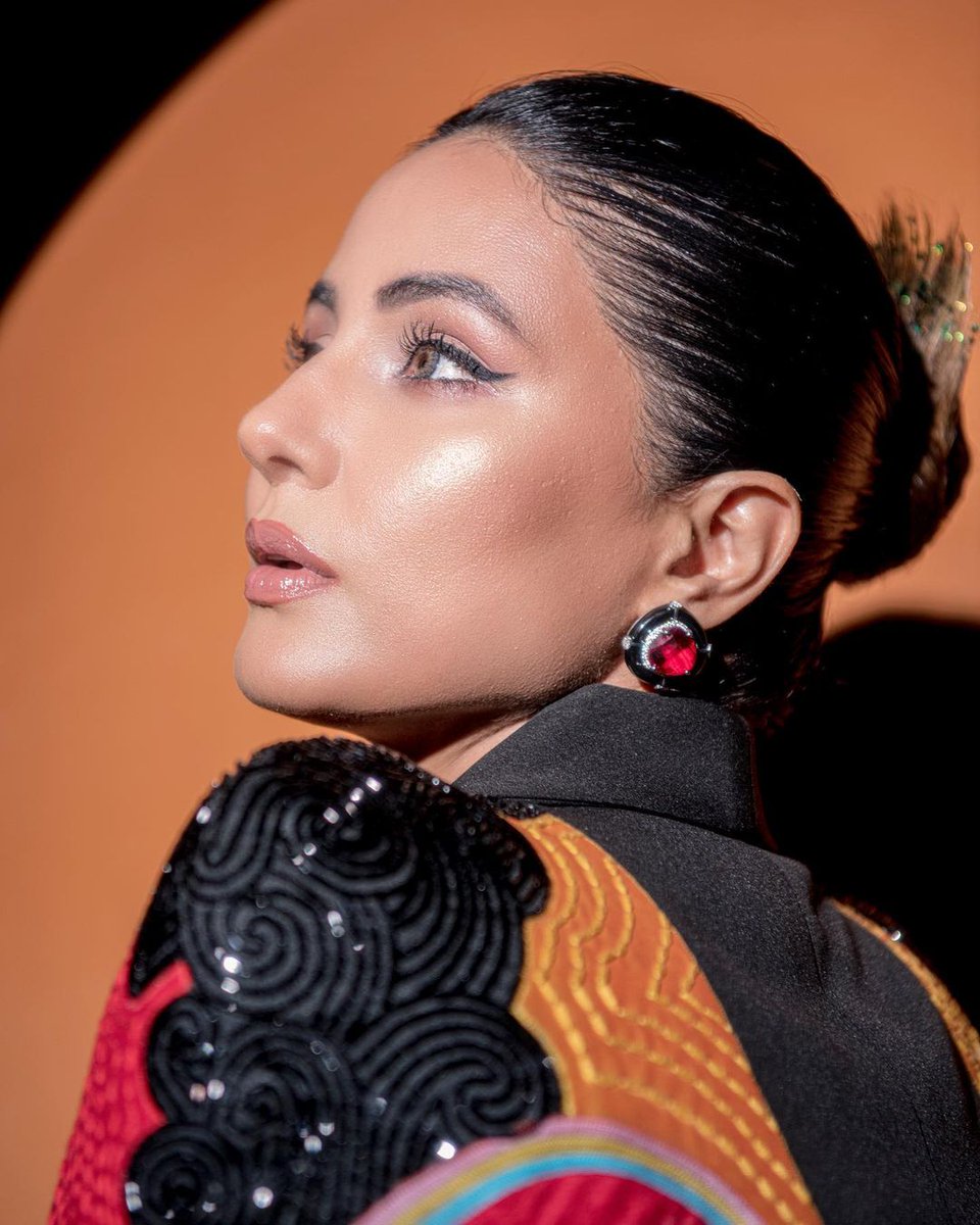 fashiontv_india's tweet photo. Hina Khan looks stunning in black co-ords with quirky appliques. Sunakshi Kansal chose the outfit from the shelves of label Mini Sondhi.

#FashionTV #FTV #FashionTVIndia #HinaKhan #SunakshiKansal #MiniSondhi #black #coords #blazers #makeup #fashion #twitter https://t.co/04upCh2nGQ