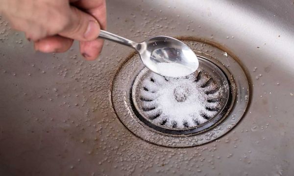 Next Time You See Your Sink, Put Salt in It oneminutehacks.com/trending/add-f…