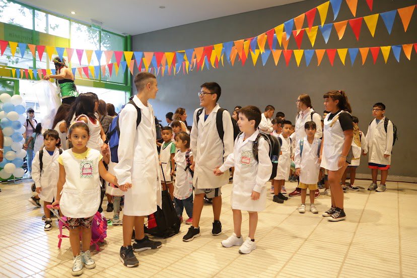 Con <a href="/horaciorlarreta/">Larreta</a>, <a href="/FelipeMiguelBA/">Felipe Miguel</a> y <a href="/manuvidalj/">Manuel Vidal</a> acompañamos a los chicos de la Escuela Primaria N.º 21 en su primer día de clases. Empieza el ciclo lectivo 2023 con la esperanza de llevar los valores del esfuerzo, la libertad y el respeto a todo el país. 💪