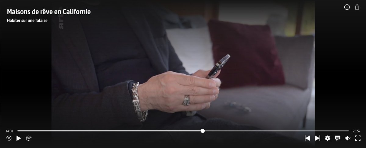 banqiz's tweet photo. Hallo @ARTEde, ich hätte nicht erwartet, in einer Ihrer Sendungen Schleichwerbung für ein Smartphone zu finden. Das Produkt erscheint dreimal in 25 Minuten, zuerst in einer gedrückten Visualisierung und dann zweimal. Ein Kommentar bitte? https://t.co/zAE028VN92 https://t.co/JRt7kRzVVM