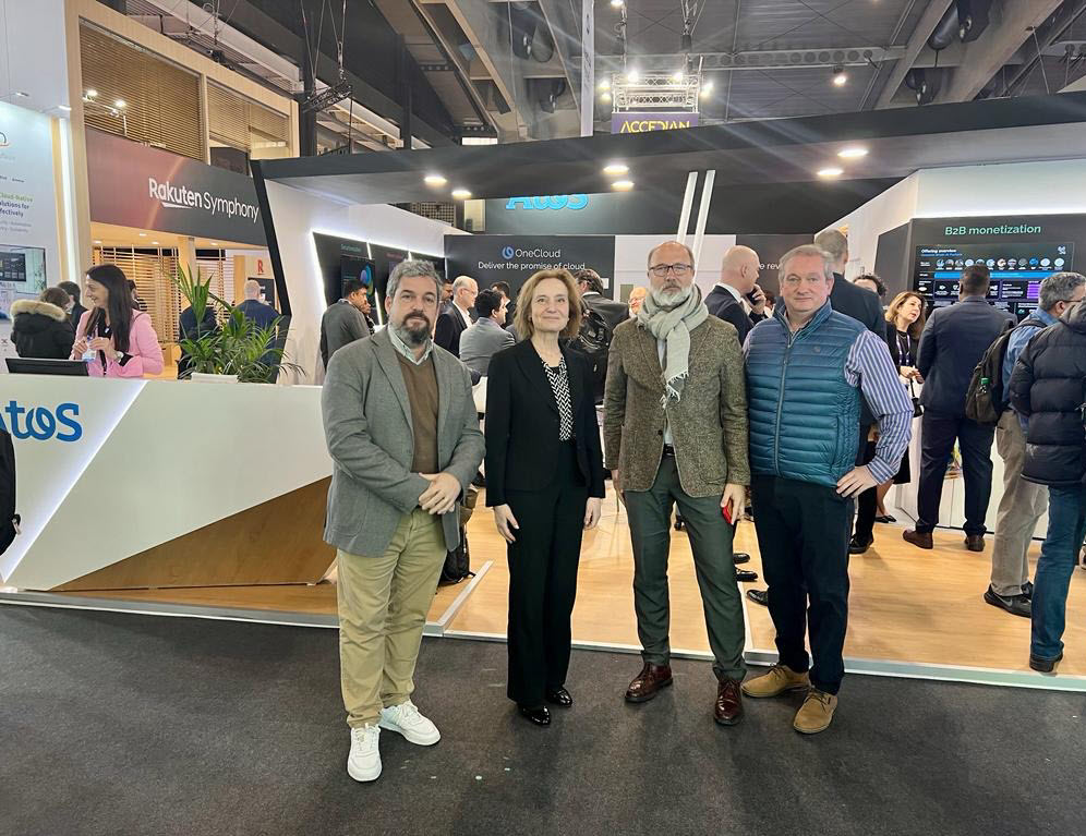 .<a href="/jordiurbea/">Jordi Urbea Castells</a>, VP y CEO de <a href="/OgilvyES/">Ogilvy Spain</a>, y <a href="/twittingenio/">Diego Fernandez</a>, su director de Innovación, visitan el stand de Atos para analizar junto a <a href="/pilar2torres/">Pilar Torres</a>, <a href="/jccomag/">Juan Carlos Coma</a> y Juan Carlos Fernández, las posibilidades que aporta Atos para el impulso digital de las organizaciones #media.