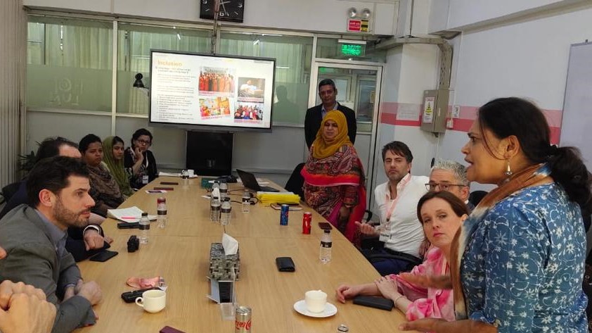 FNVMondiaal's tweet photo. Vakbondsleider @NazmaAkter73 spreekt in #Bangladesh met Kamerleden over belang bindende regels voor internationaal maatschappelijk verantwoord ondernemen (#IMVO): "Vrijwillige initiatieven hebben onvoldoende effect. Het is tijd voor wetgeving" #wetgevingNU https://t.co/gvNAVUVBCS https://t.co/VnnX0v8J1l