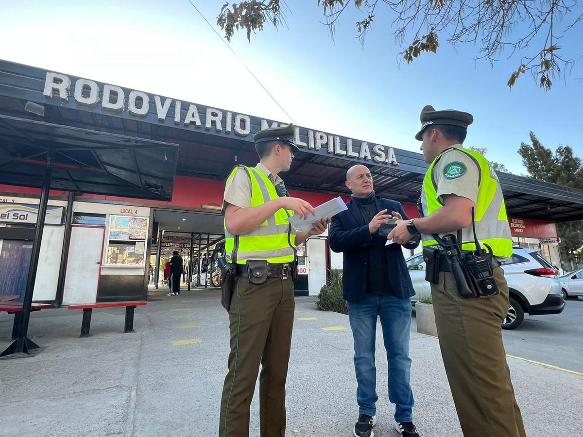 DPPMelipilla's tweet photo. 📌 Esta mañana, nuestro Jefe Jurídico de Delegación, #JorgeZuñiga, acompañó a Carabineros en operativo de fiscalización a conductores de transporte público en Rodoviario Terminal de buses de #Melipilla
En el lugar, se revisó la documentación de vehículos...
#SigueHilo 1/2 https://t.co/LU2CADK3tS