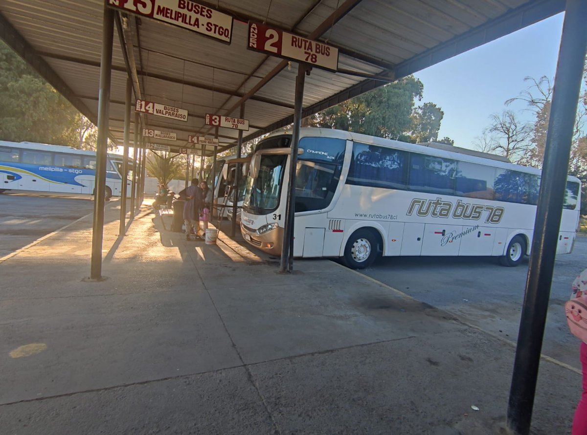 DPPMelipilla's tweet photo. 📌 Esta mañana, nuestro Jefe Jurídico de Delegación, #JorgeZuñiga, acompañó a Carabineros en operativo de fiscalización a conductores de transporte público en Rodoviario Terminal de buses de #Melipilla
En el lugar, se revisó la documentación de vehículos...
#SigueHilo 1/2 https://t.co/LU2CADK3tS
