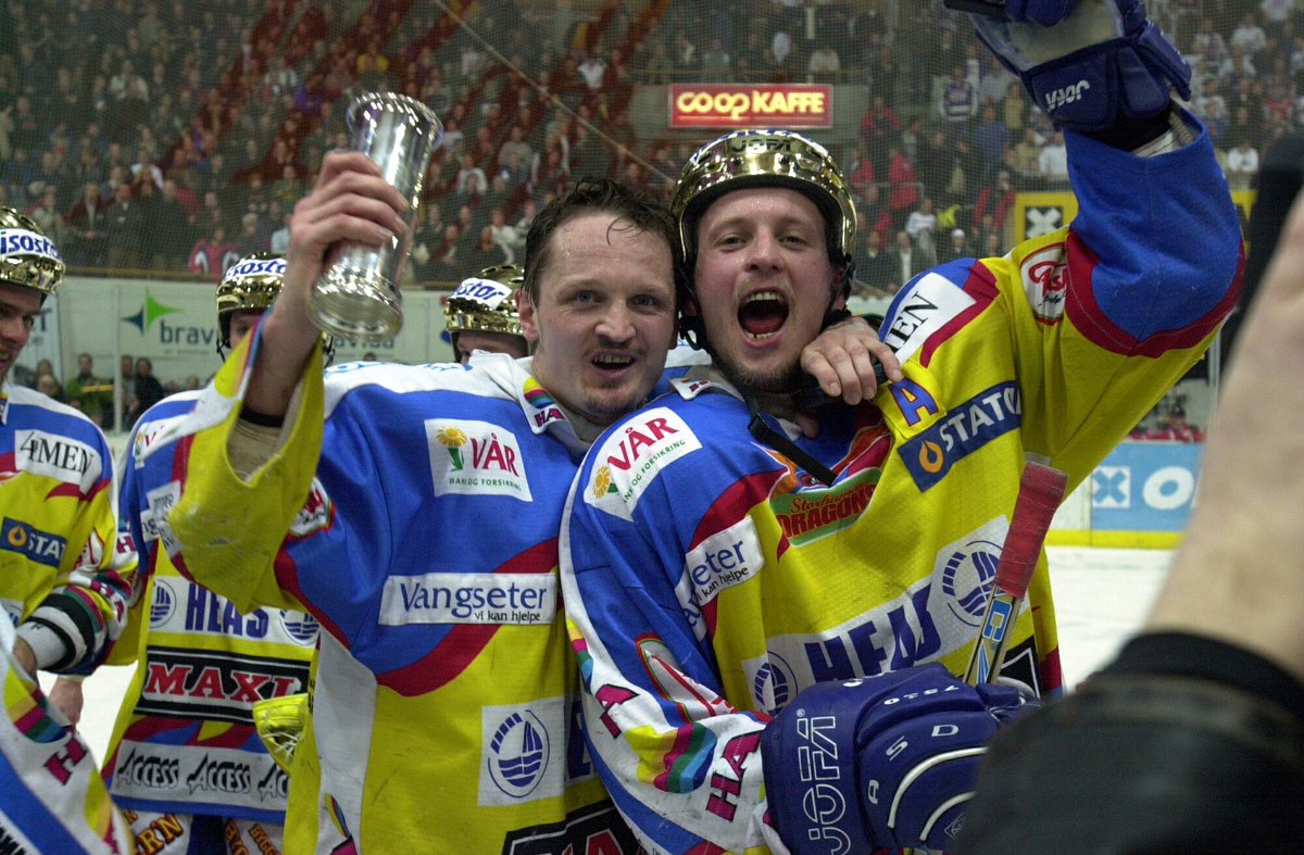 En av de riktig store i klubbens historie skal få sin rettmessige plass i taket. I morgen hyller vi Ole Eskild Dahlstrøms karriere i gult og blått i CC Amfi!

#2hockey 
Foto: HA