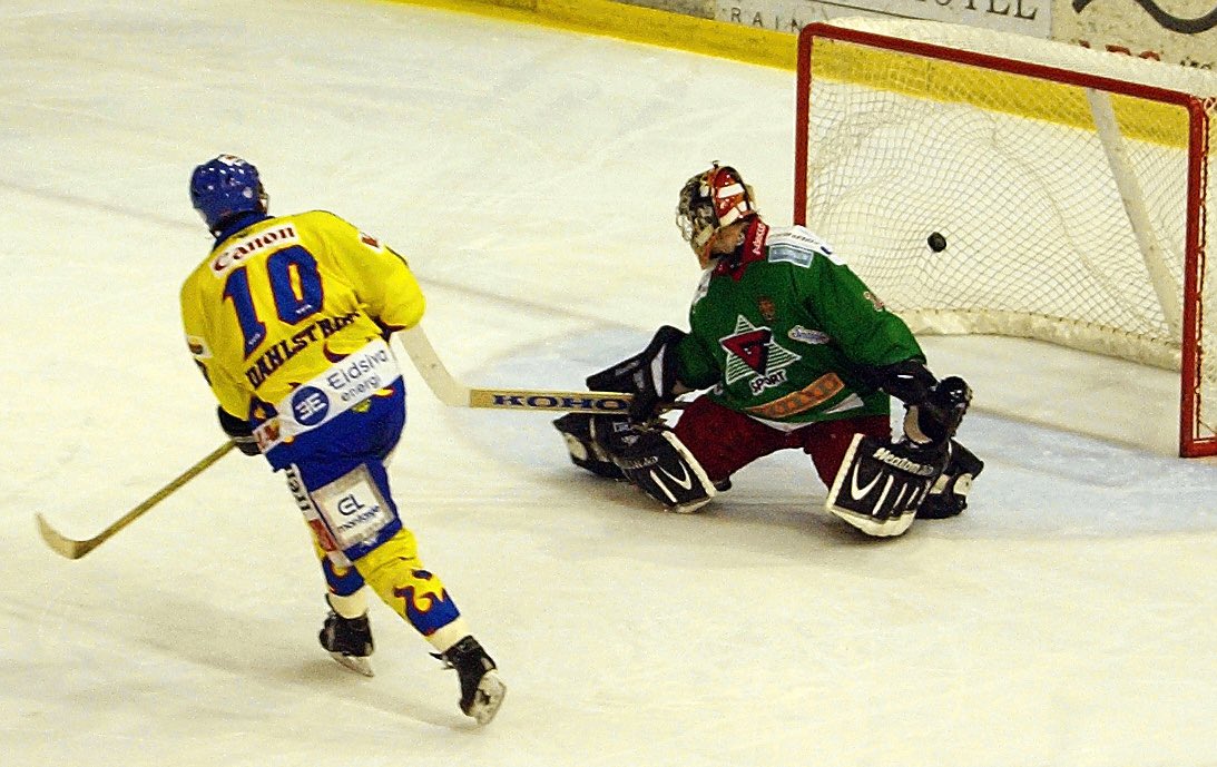 StorhamarHockey's tweet photo. En av de riktig store i klubbens historie skal få sin rettmessige plass i taket. I morgen hyller vi Ole Eskild Dahlstrøms karriere i gult og blått i CC Amfi!

#2hockey 
Foto: HA https://t.co/vWaFehInKR