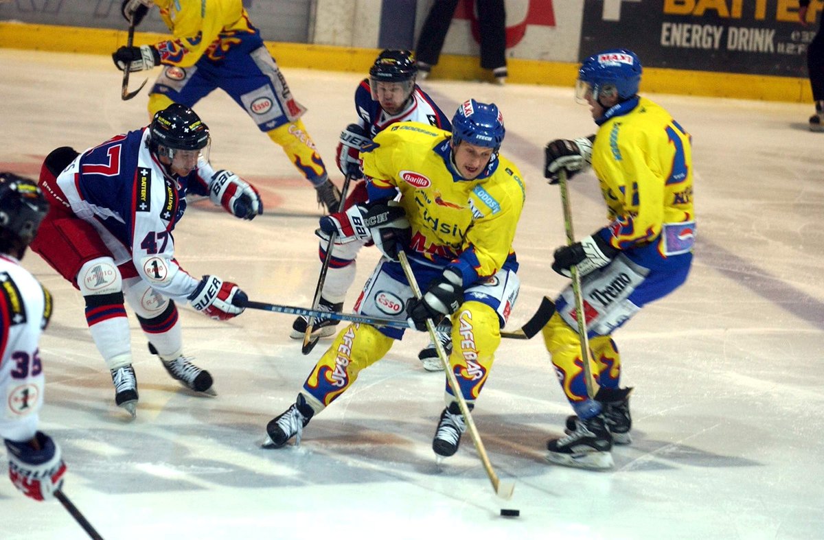 StorhamarHockey's tweet photo. En av de riktig store i klubbens historie skal få sin rettmessige plass i taket. I morgen hyller vi Ole Eskild Dahlstrøms karriere i gult og blått i CC Amfi!

#2hockey 
Foto: HA https://t.co/vWaFehInKR