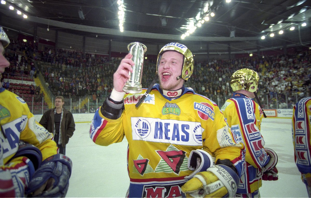 StorhamarHockey's tweet photo. En av de riktig store i klubbens historie skal få sin rettmessige plass i taket. I morgen hyller vi Ole Eskild Dahlstrøms karriere i gult og blått i CC Amfi!

#2hockey 
Foto: HA https://t.co/vWaFehInKR