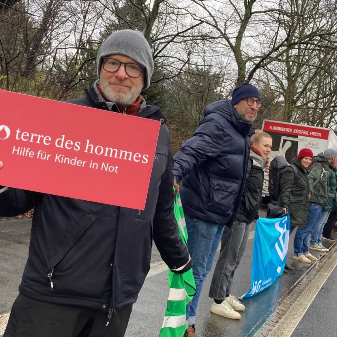 tdh_de's tweet photo. Danke an alle, die am Jahrestag solidarisch mit den Menschen in der #Ukraine waren! Die Bilder sind aus Berlin, Osnabrück und Hannover.
Für uns gilt an jedem Tag: #WeStandWithUkraine. Was wir tun? ➡ https://t.co/APjMoGXWJg
#FullScaleFreedom #Friedenskette #StandWithUkraine️ https://t.co/RWHpXF52wD