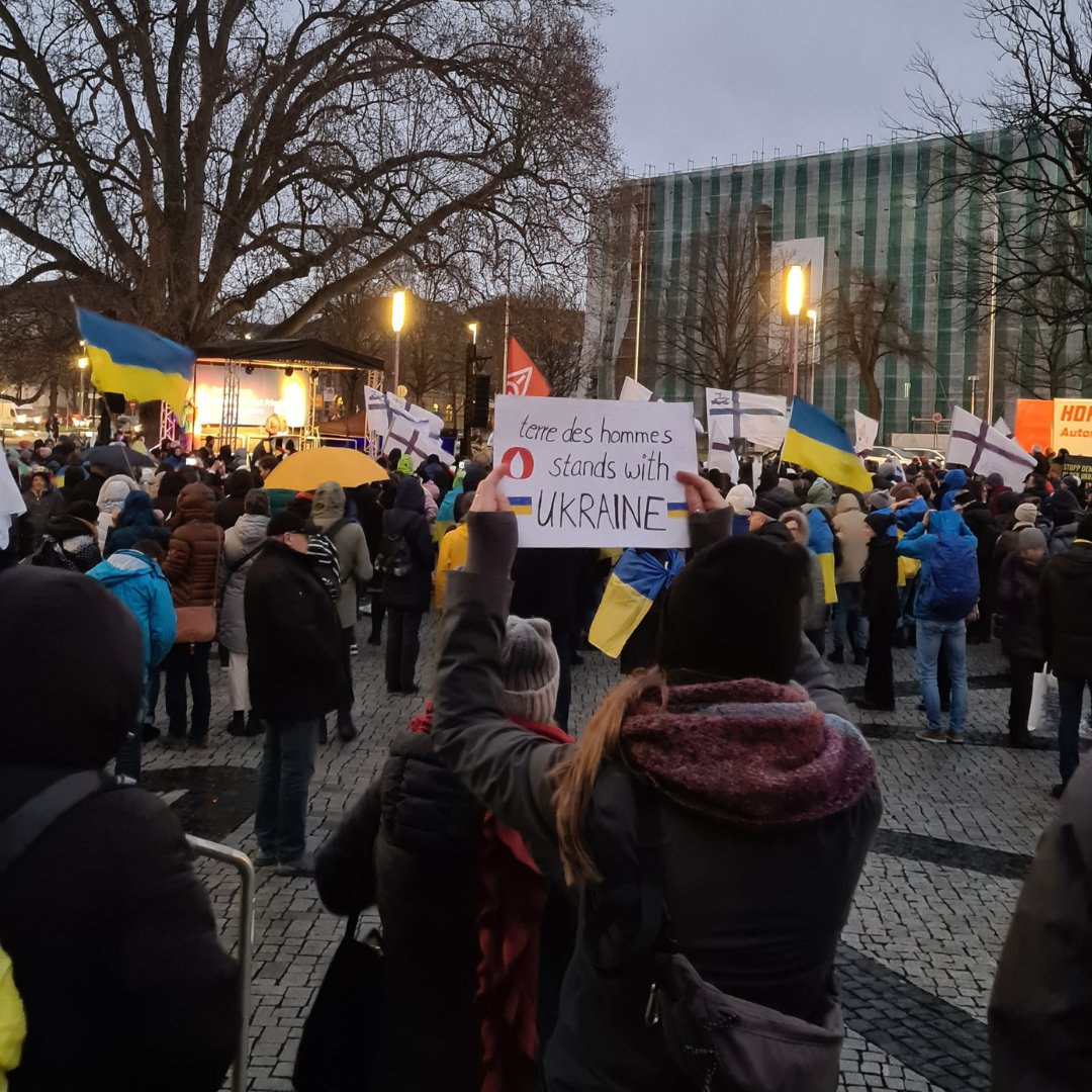 tdh_de's tweet photo. Danke an alle, die am Jahrestag solidarisch mit den Menschen in der #Ukraine waren! Die Bilder sind aus Berlin, Osnabrück und Hannover.
Für uns gilt an jedem Tag: #WeStandWithUkraine. Was wir tun? ➡ https://t.co/APjMoGXWJg
#FullScaleFreedom #Friedenskette #StandWithUkraine️ https://t.co/RWHpXF52wD