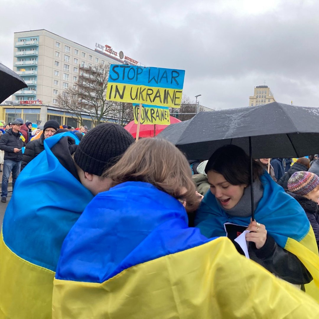 tdh_de's tweet photo. Danke an alle, die am Jahrestag solidarisch mit den Menschen in der #Ukraine waren! Die Bilder sind aus Berlin, Osnabrück und Hannover.
Für uns gilt an jedem Tag: #WeStandWithUkraine. Was wir tun? ➡ https://t.co/APjMoGXWJg
#FullScaleFreedom #Friedenskette #StandWithUkraine️ https://t.co/RWHpXF52wD
