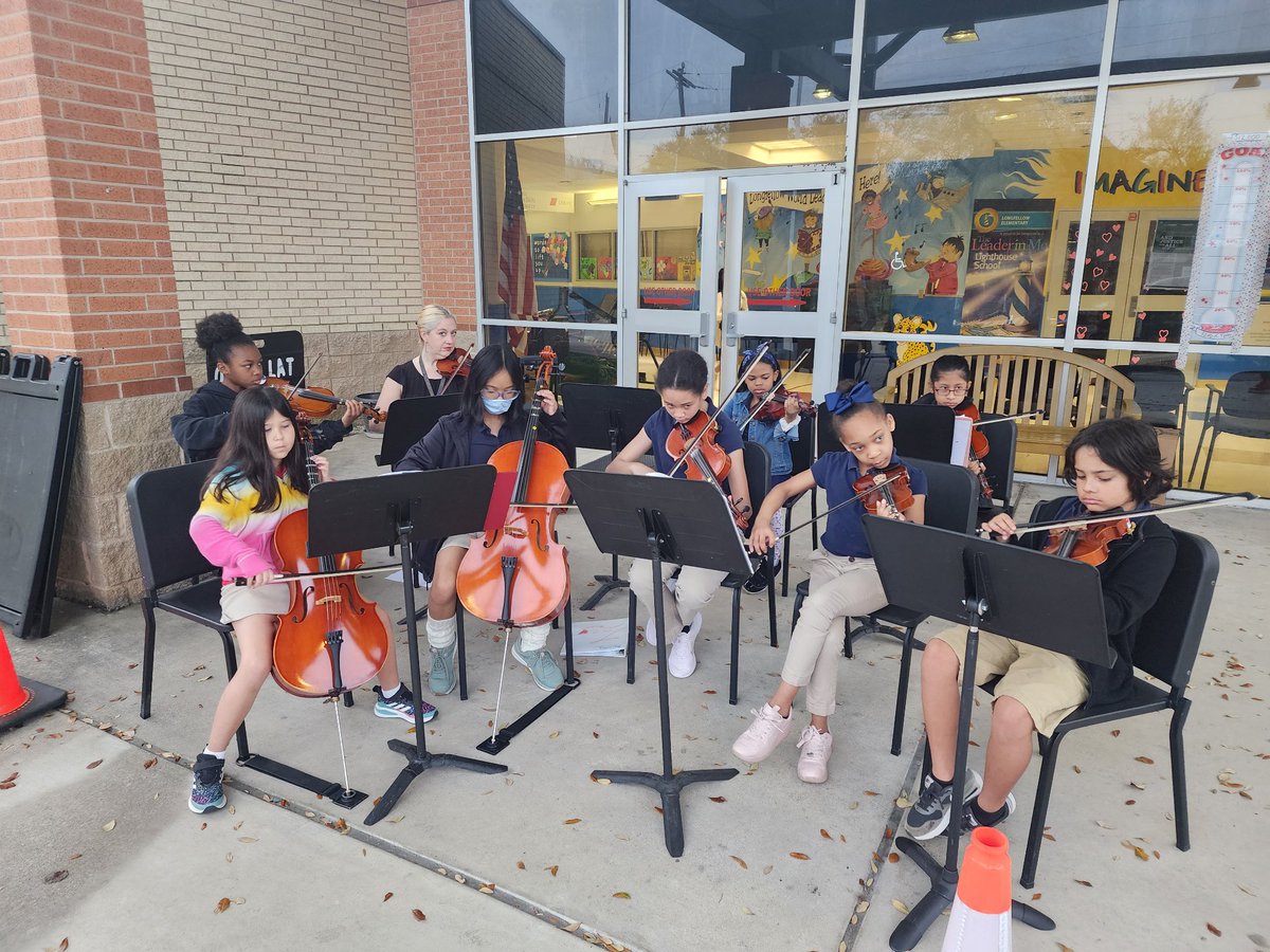 ArtLongfellow's tweet photo. Best way to welcome a Monday!  @OrchLongfellow @elem_longfellow @HISDFineArt @HISDChoice https://t.co/EtG4St7YqU