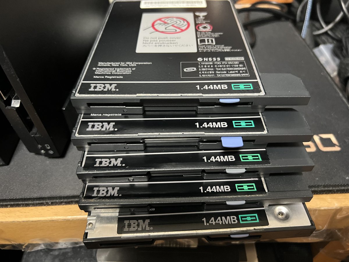 lost_lost_lost3's tweet photo. #ThinkPadTuesday #ThinkPad信者 #ThinkPad A31p
FDD x5
これはThinkPadの拡張性の高さを表現するための動画です。
(もっと色々あるとは思います) https://t.co/suDGfKHvqS