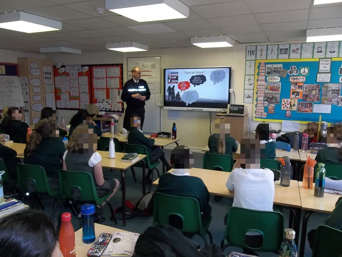 Our officer PC Phil Jarvis attended Knutsford primary school to speak with Year 6 about staying safe #livesnotknives #earlyintervention