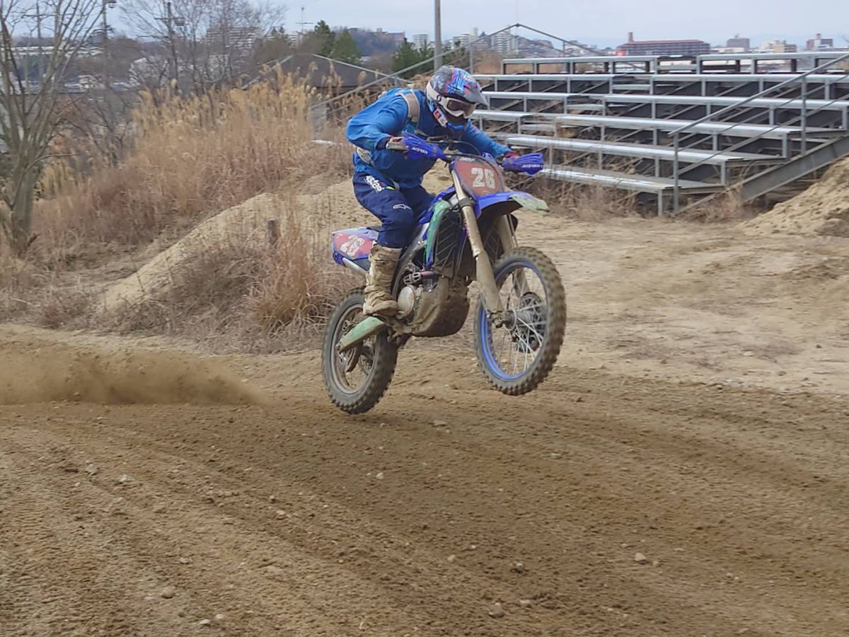 yz125gingaman1's tweet photo. JNCC開幕戦に向けて、坂下行って来ました😆
チラ見せですが、NEWマシン最高です😎
父カメラには、もっと勉強してもらいます😳
#TEAMDAITO 
#大東建託
#SHINKO 
#MCjapan
#TAKUMI
#林工業 https://t.co/N3xdVeav0y