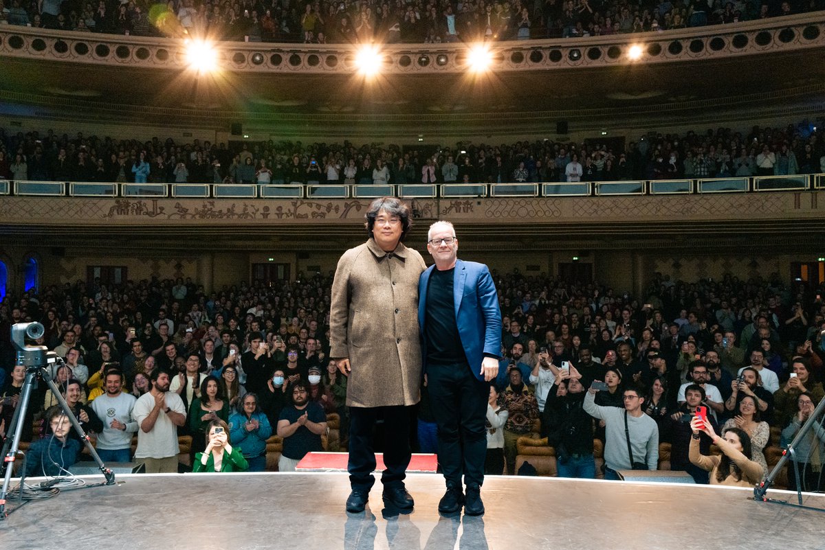 Logical Pictures Group (@logicalpictures) on Twitter photo Bong Joon Ho a fait l’événement une fois encore ! 🔥
Une masterclass animée par Thierry Frémaux et une double projection exceptionnelle de 𝙏𝙃𝙀 𝙃𝙊𝙎𝙏 (dans sa toute nouvelle version 4K) et du multi-primé 𝙋𝘼𝙍𝘼𝙎𝙄𝙏𝙀 au cinéma <a href="/LeGrandRex/">Le Grand Rex</a>.
Organisé par <a href="/thejokersfilms/">The Jokers</a> 👏 Bong Joon Ho a fait l’événement une fois encore ! 🔥
Une masterclass animée par Thierry Frémaux et une double projection exceptionnelle de 𝙏𝙃𝙀 𝙃𝙊𝙎𝙏 (dans sa toute nouvelle version 4K) et du multi-primé 𝙋𝘼𝙍𝘼𝙎𝙄𝙏𝙀 au cinéma <a href="/LeGrandRex/">Le Grand Rex</a>.
Organisé par <a href="/thejokersfilms/">The Jokers</a> 👏