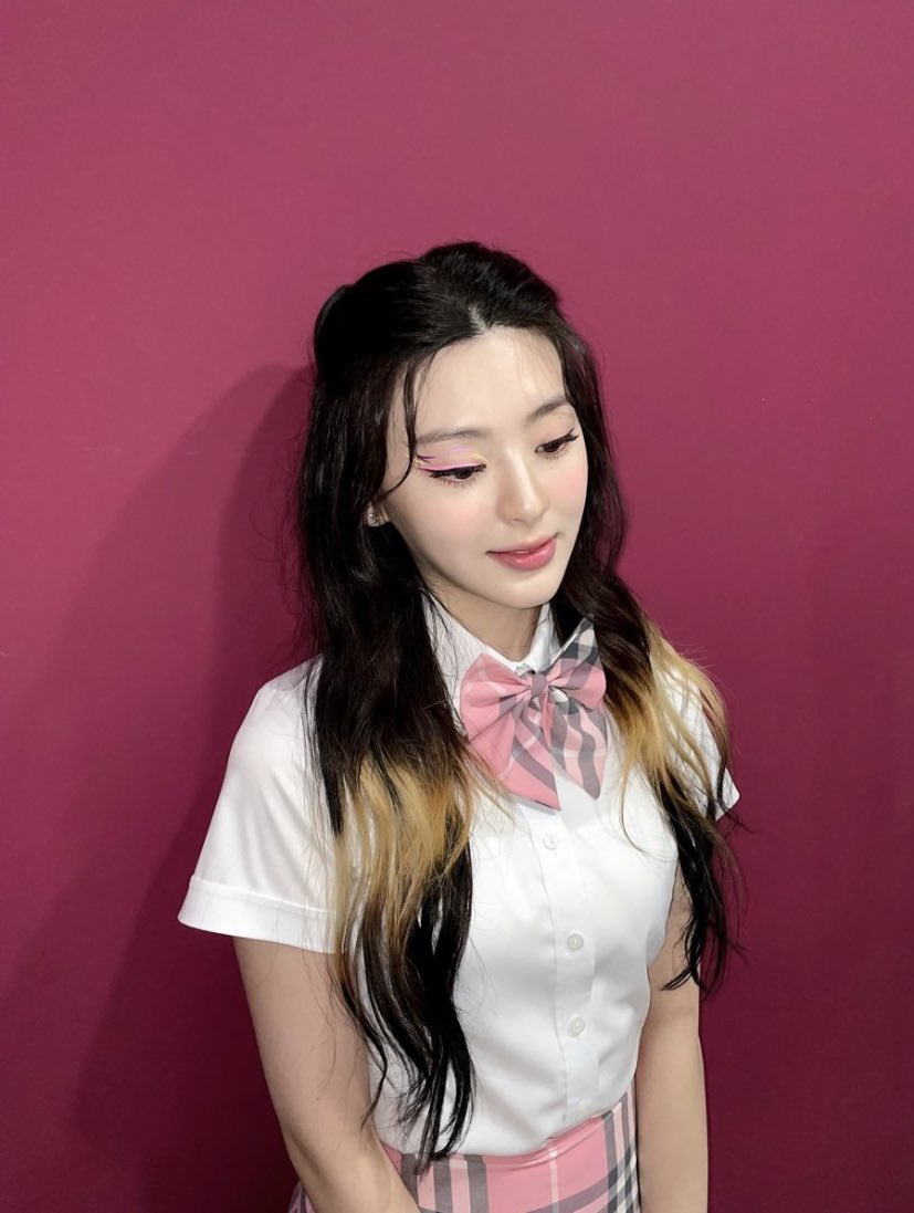 seeun_th's tweet photo. ตำนานผนังแดงของเซอึน ตัวลูกมากกก https://t.co/y5WK03GOny