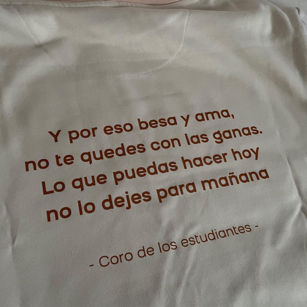 𝙔 𝙥𝙤𝙧 𝙚𝙨𝙤 𝙗𝙚𝙨𝙖 𝙮 𝙖𝙢𝙖, 𝙣𝙤 𝙩𝙚 𝙦𝙪𝙚𝙙𝙚𝙨 𝙘𝙤𝙣 𝙡𝙖𝙨 𝙜𝙖𝙣𝙖𝙨…

¿Te gusta? 🫶🏻

Hazte con tu camiseta o sudadera a partir del 1 de Marzo. Disponible en la web de @sempiternocc 🎭

¡Vivir es Hoy! 

#ElDíaDeMañana #CorodelosEstudiantes #SempiternoLimited