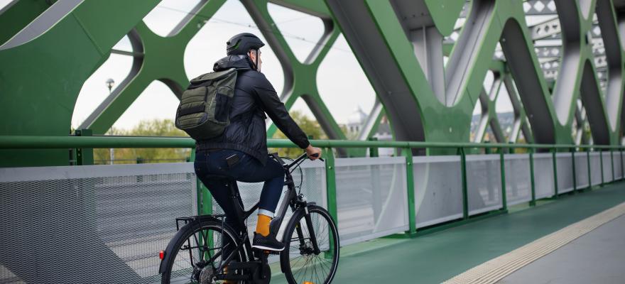 🚨Xavier Lacovelli, sénateur, souhaite l'immatriculation obligatoire des vélos électriques. Pour la FUB, c’est NON. Plus de bureaucratie pour les français qui achètent un VAE chaque année n’améliorera pas la cohabitation entre les usagers de la route. ⬇️ 
urlz.fr/kW8f