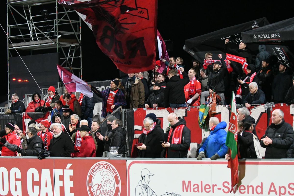 Tak for i fredags! Forrygende opbakning til holdet ❤️🤍

På onsdag bliver det endnu vildere.

Der er solgt 500 (!) billetter til vores afsnit - se at få købt din billet til D1 Udehold.

Link til billetsalg⤵️ #vejleb #vbkbh 

billet.fck.dk/?_ga=2.1024453…